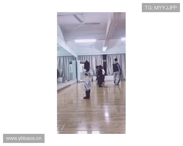 董志豪训练完直接拎包去奢侈品店，这反差谁懂