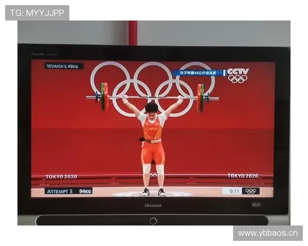 侯志慧赛前吃香蕉被拍，网友：这姐举重完顺手能拎走超市水果区